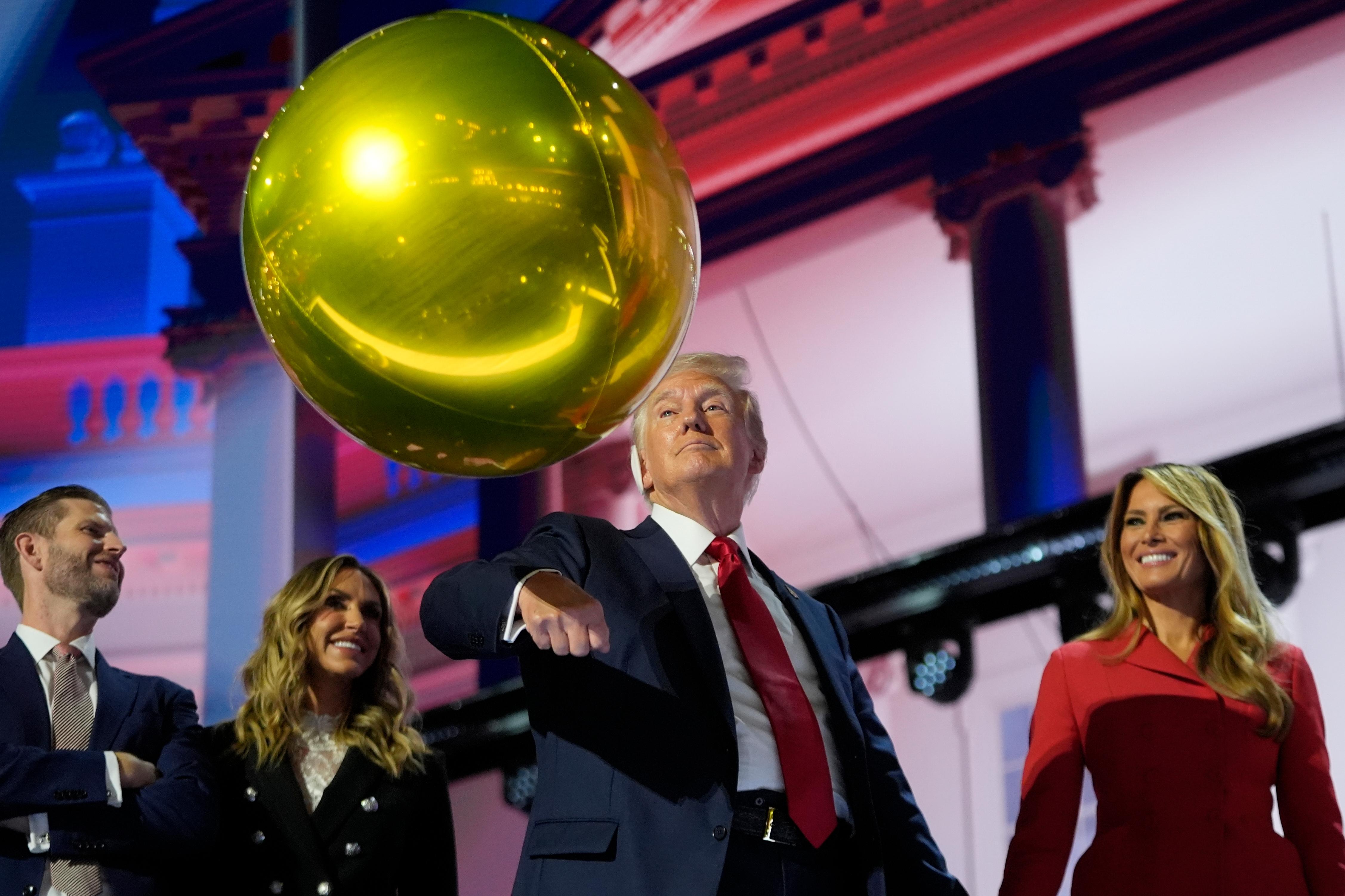 USA, Milwaukee: Der republikanische Präsidentschaftskandidat und ehemalige Präsident Donald Trump lässt am letzten Tag der Republican National Convention in Milwaukee einen Luftballon steigen