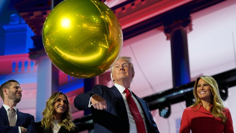 USA, Milwaukee: Der republikanische Präsidentschaftskandidat und ehemalige Präsident Donald Trump lässt am letzten Tag der Republican National Convention in Milwaukee einen Luftballon steigen | Bild: Paul Sancya/AP/dpa USA, Milwaukee: Der republikanische Präsidentschaftskandidat und ehemalige Präsident Donald Trump lässt am letzten Tag der Republican National Convention in Milwaukee einen Luftballon steigen
