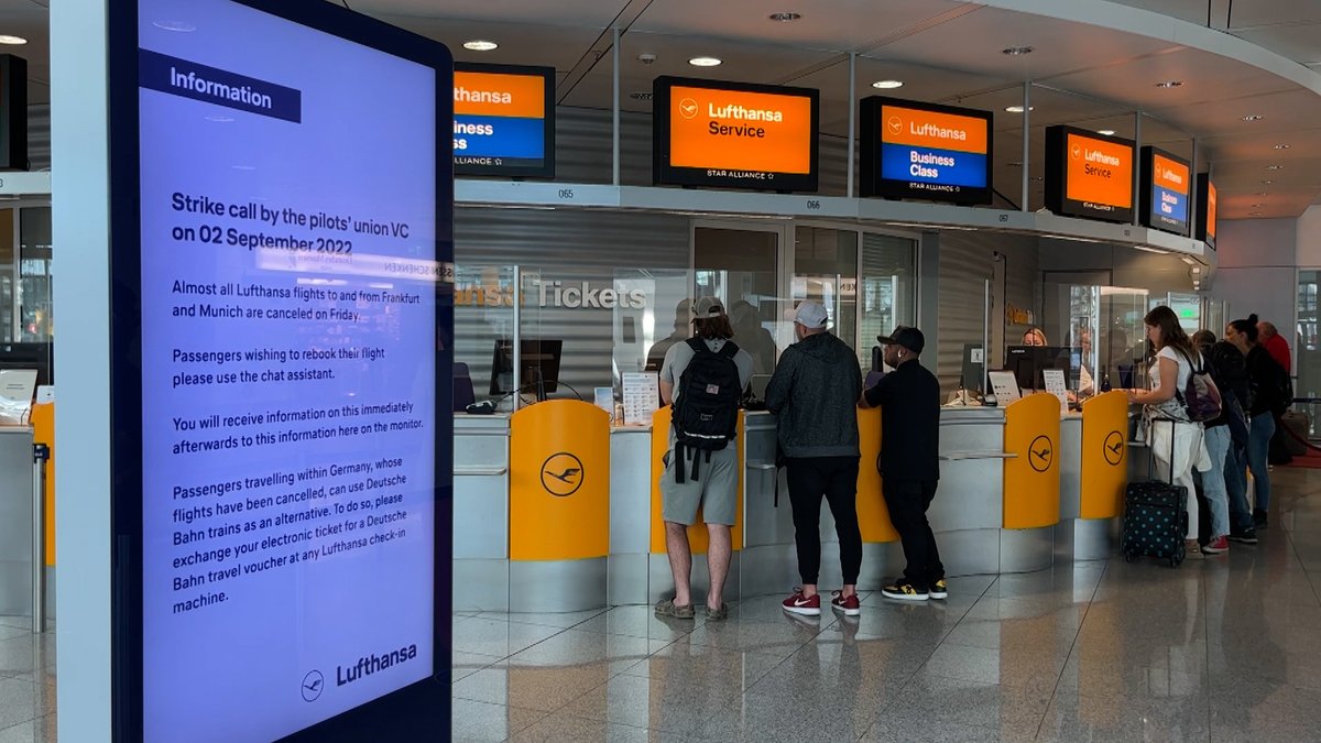 Wegen des Pilotenstreiks fallen auch am Flughafen München am Freitag viele Lufthansa-Flüge aus.