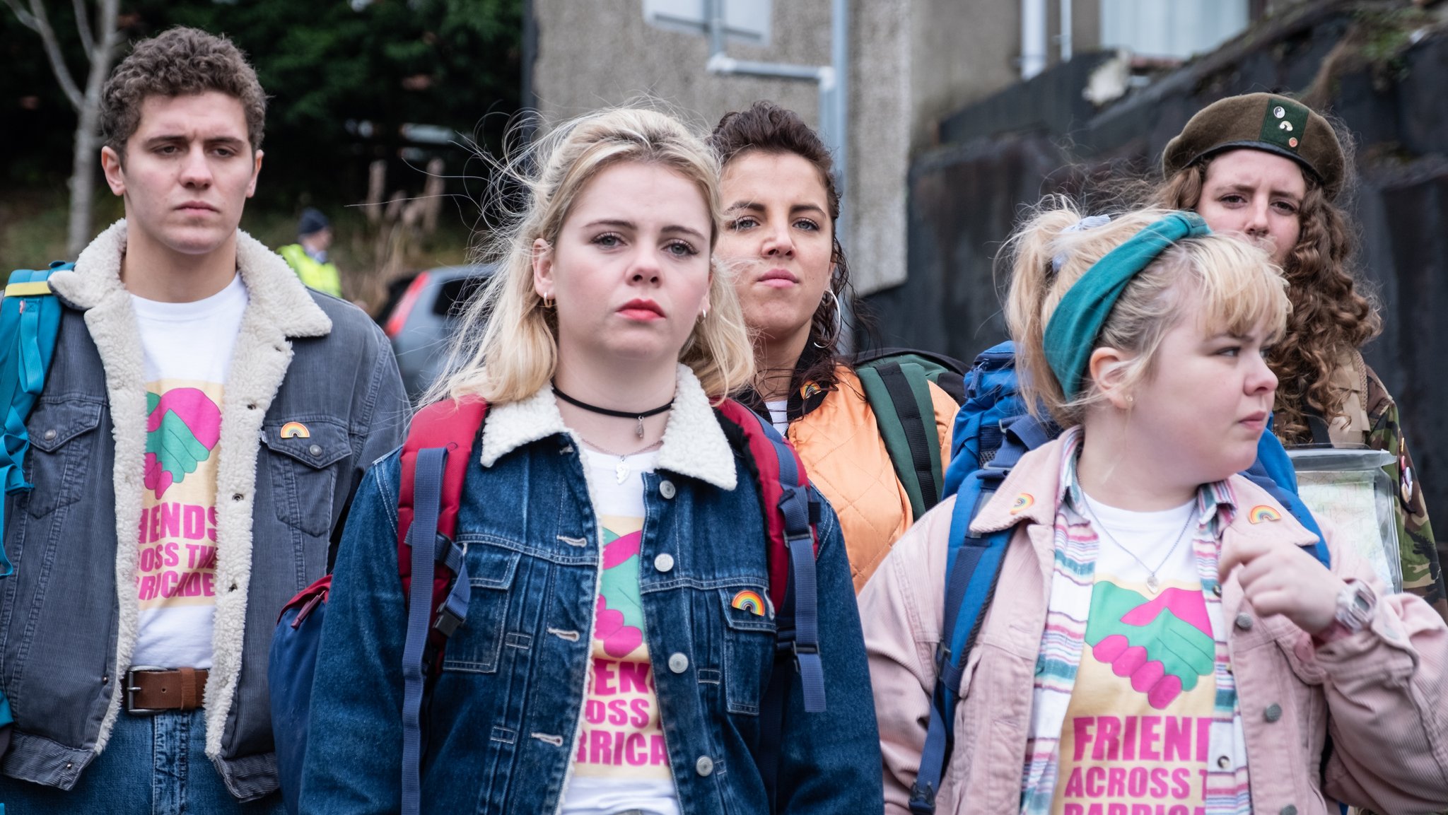 Die Derry Girls auf dem Weg zum Schüleraustausch.