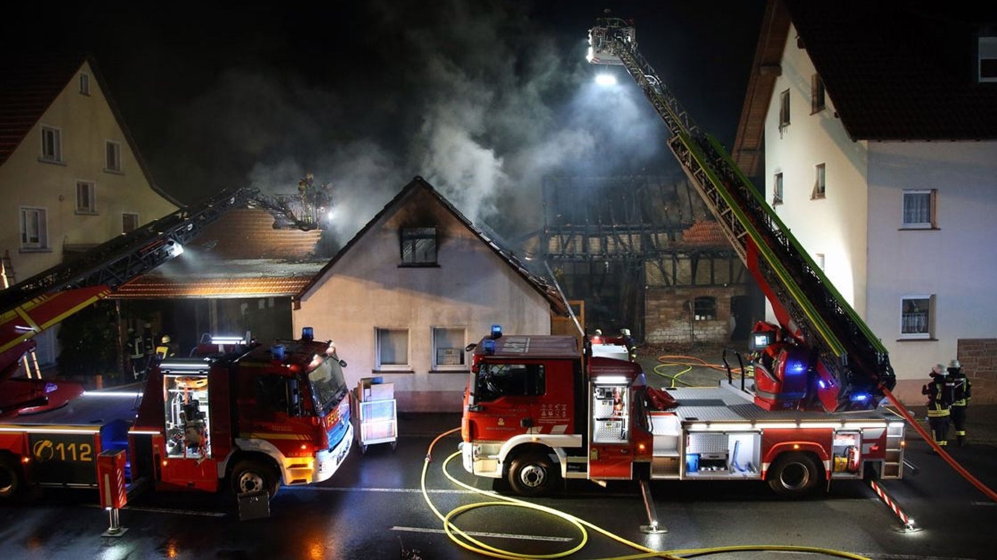 Feuerwehren kämpfen gegen Scheunenbrand im Ortskern von Schneppenbach.