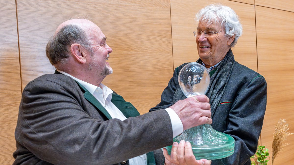 Kabarettist Gerhard Polt (r) erhält von Sepp Obermeier, Vorsitzender des Bundes Bairischer Sprache, die Auszeichnung "Bairische Sprachwurzel". 
