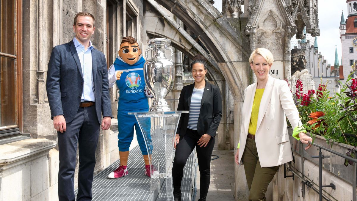 pic Fußball Em 2021 Maskottchen der em pokal schnuppert schon mal munchner luft bei der uefa trophy tour offen ist aber weiterhin ob bei der am 11 juni beginnenden fussball europameisterschaft bei den spielen in munchen fans