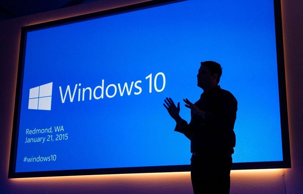 ARCHIV - 20.01.2015, USA, Redmond: Microsoft Executive Vice President Terry Myerson präsentiert im Januar 2015 das damals noch taufrische Windows 10. Die PC-Anwender in Deutschland tun sich schwer damit, sich von dem veralteten Microsoft-Betriebssystem zu verabschieden.  (zu dpa: «Fast jeder zweite PC nutzt noch veraltetes Windows 10») Foto: Microsoft / Handout/epa/dpa +++ dpa-Bildfunk +++