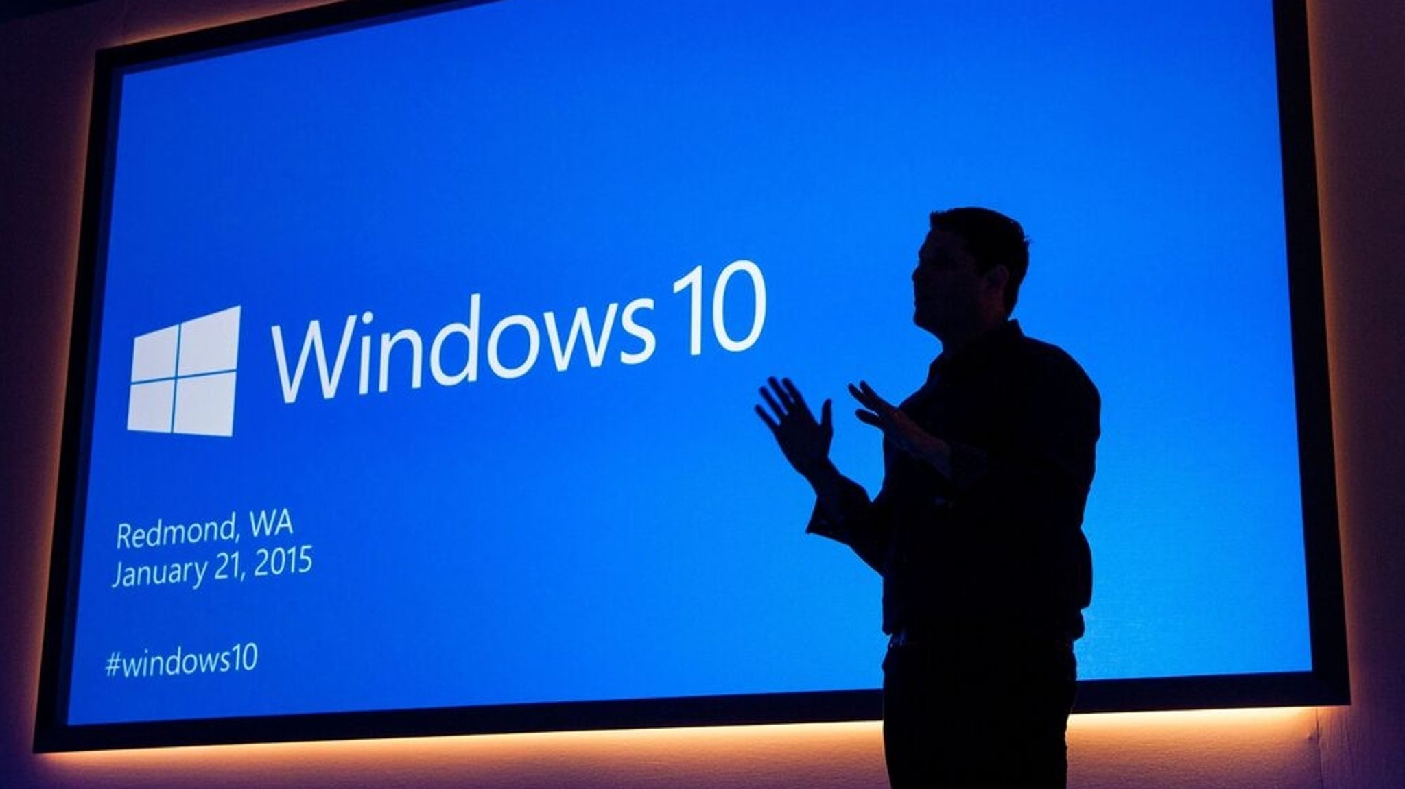ARCHIV - 20.01.2015, USA, Redmond: Microsoft Executive Vice President Terry Myerson präsentiert im Januar 2015 das damals noch taufrische Windows 10. Die PC-Anwender in Deutschland tun sich schwer damit, sich von dem veralteten Microsoft-Betriebssystem zu verabschieden.  (zu dpa: «Fast jeder zweite PC nutzt noch veraltetes Windows 10») Foto: Microsoft / Handout/epa/dpa +++ dpa-Bildfunk +++