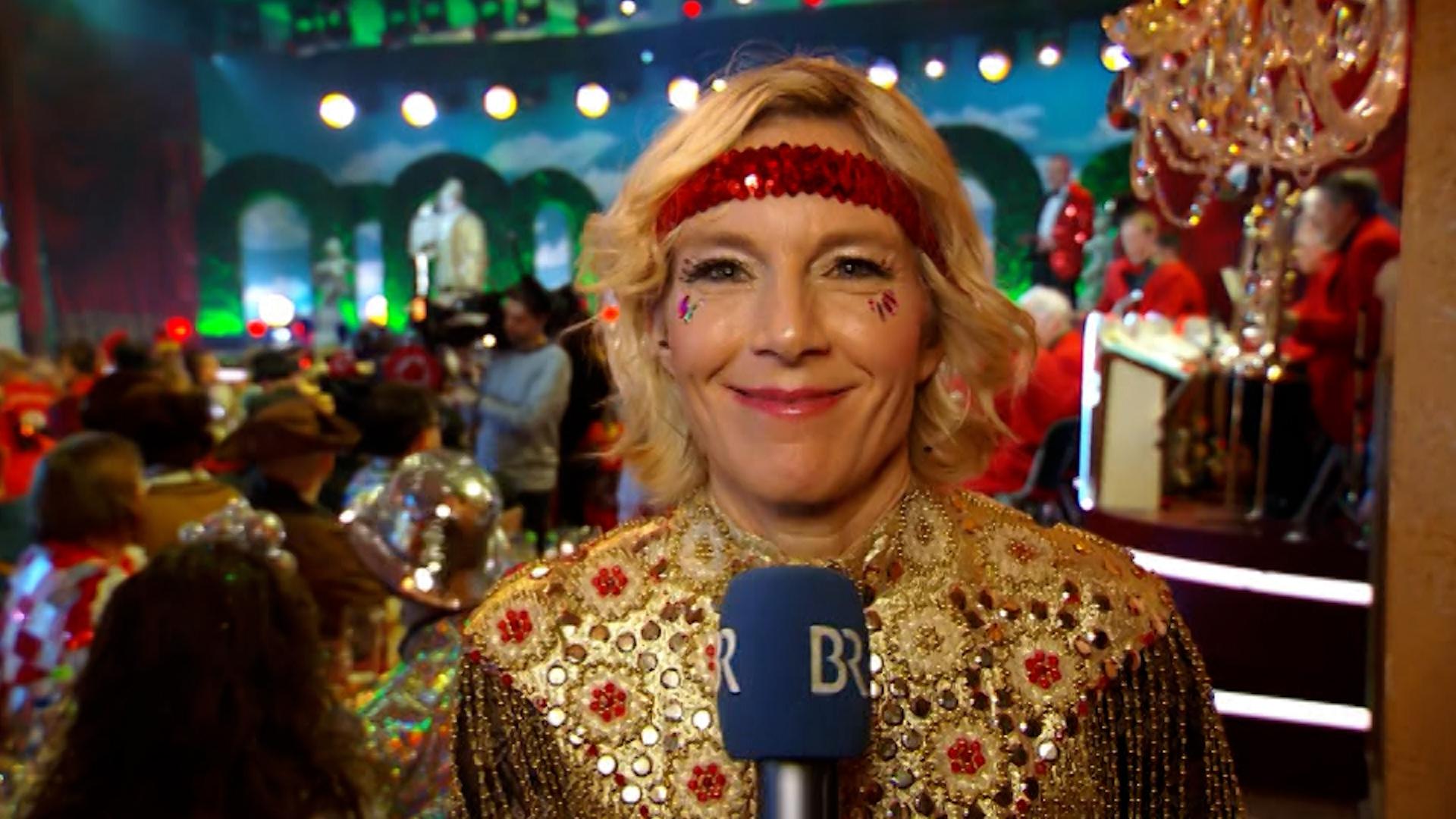 BR Reporterin Julia Büchler berichtet live vom Trubel in Veitshöchheim.