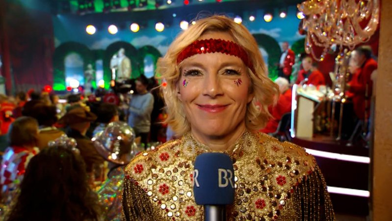 BR Reporterin Julia Büchler berichtet live vom Trubel in Veitshöchheim. | Bild: Bayerischer Rundfunk 2026 BR Reporterin Julia Büchler berichtet live vom Trubel in Veitshöchheim.