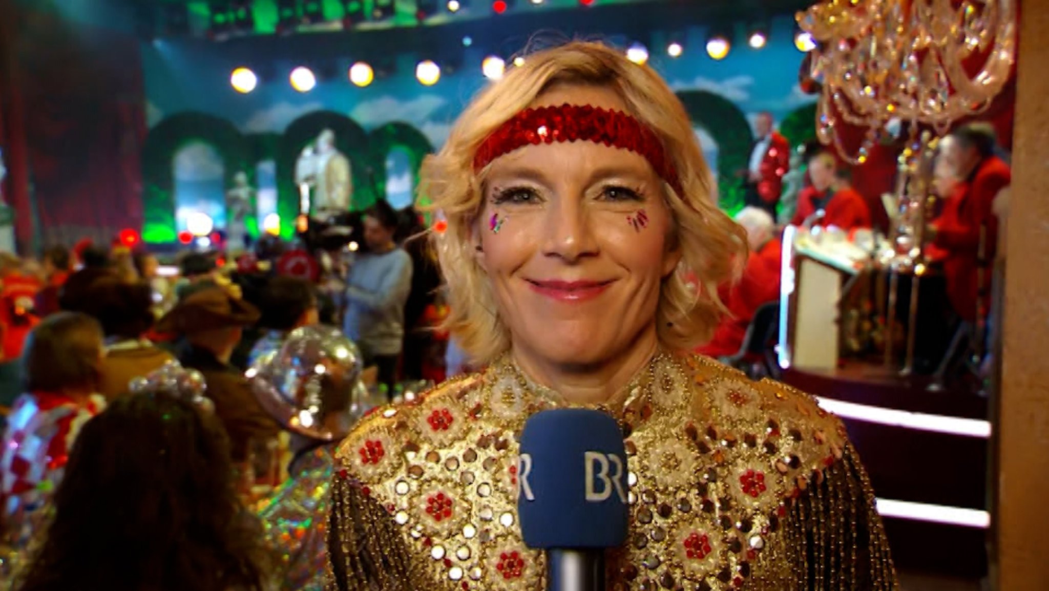 BR Reporterin Julia Büchler berichtet live vom Trubel in Veitshöchheim. | Bild: Bayerischer Rundfunk 2026 BR Reporterin Julia Büchler berichtet live vom Trubel in Veitshöchheim.