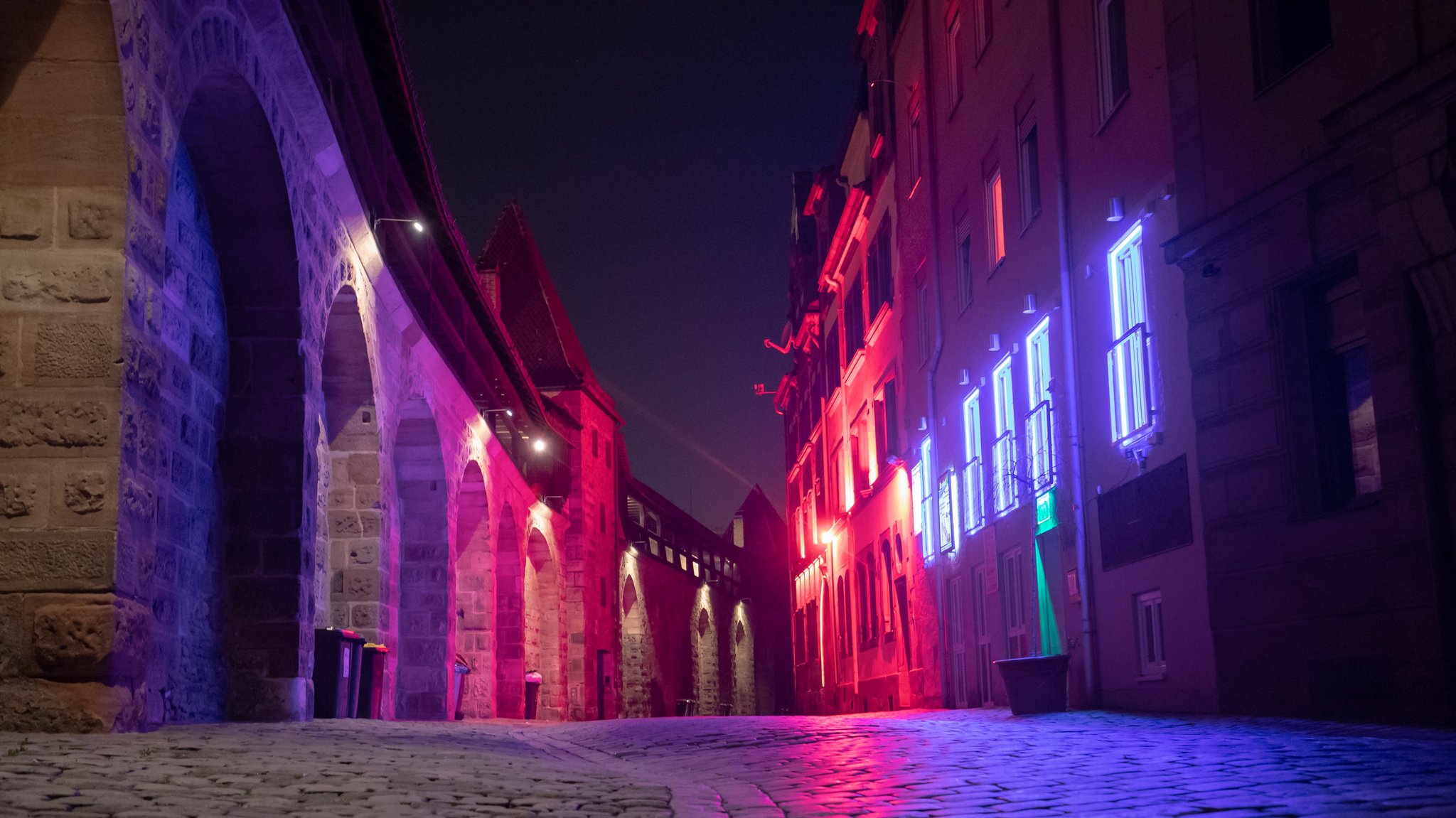 Blick ins Nürnberger Rotlichtviertel bei Nacht, den rot beleuchteten Frauentorgraben.