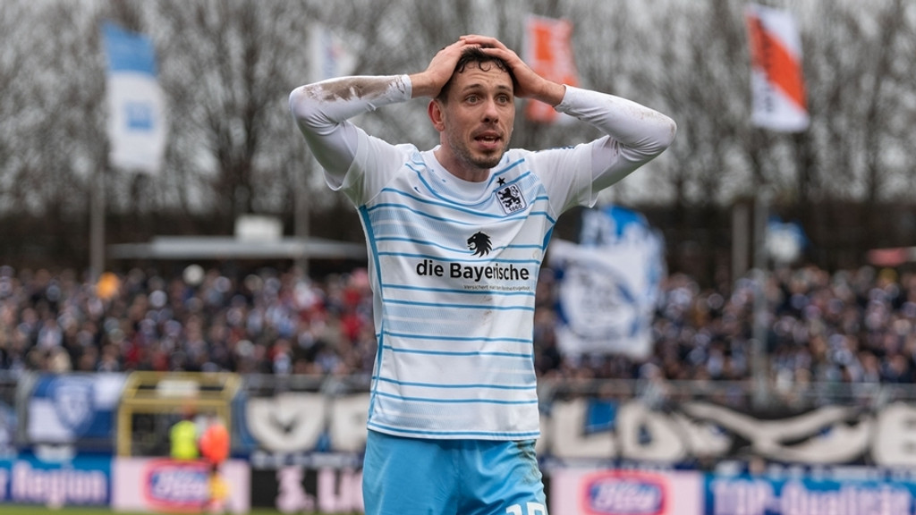 Marcel Bär (TSV 1860 Muenchen, #15) beschwert sich über eine Schiedsrichter Entscheidung.