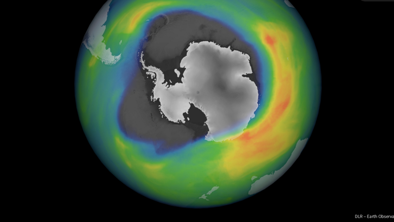 In den 1980er-Jahren bemerkten Wissenschaftler, dass sich über der Antarktis jedes Jahr ein riesiges Ozonloch auftut. Die Dicke der Ozonschicht wird in der Dobson-Einheit DU gemessen. 100 DUs entsprechen dabei einer einen Millimeter dicken Schicht aus reinem Ozon. In Wirklichkeit verteilen sich die Ozonmoleküle jedoch in der Luftsäule, auch wenn sie in bestimmten Höhen konzentriert vorkommen. In der Regel hat die Ozonschicht über dem Südpol eine Dicke von 350 Dobson. Sinkt der Wert unter 200 Dobson, spricht man von einem Ozonloch. Über der Antarktis sind die Werte im antarktischen Winter teilweise erheblich niedriger. 