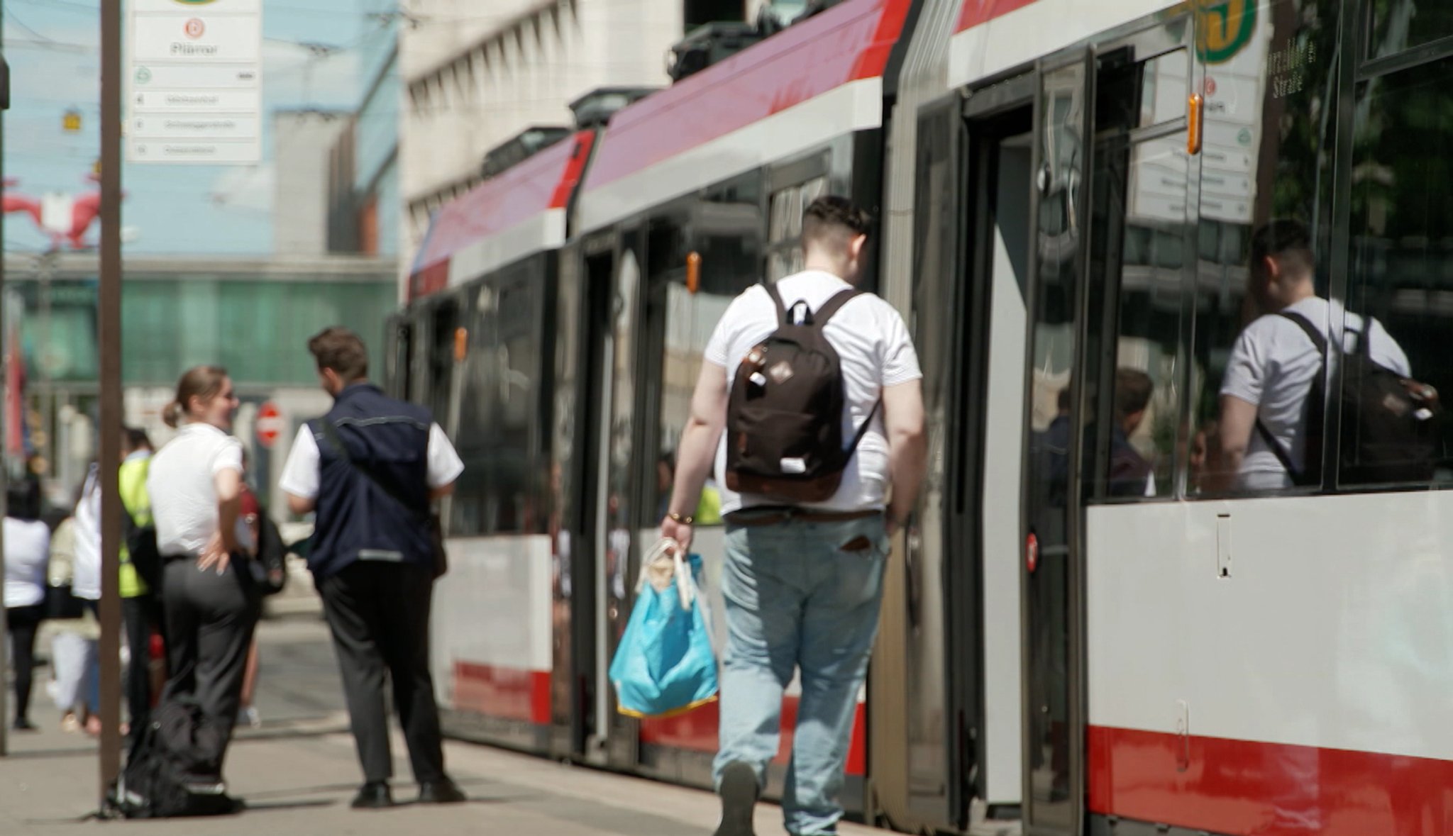 Nach sechs Tagen Stillstand rollen in Nürnberg die ersten Straßenbahnen. | Bild: Bayerischer Rundfunk 2026 Nach sechs Tagen Stillstand rollen in Nürnberg die ersten Straßenbahnen.