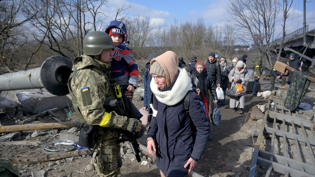 Zivilisten fliehen aus Romanivka in der Ukraine. 