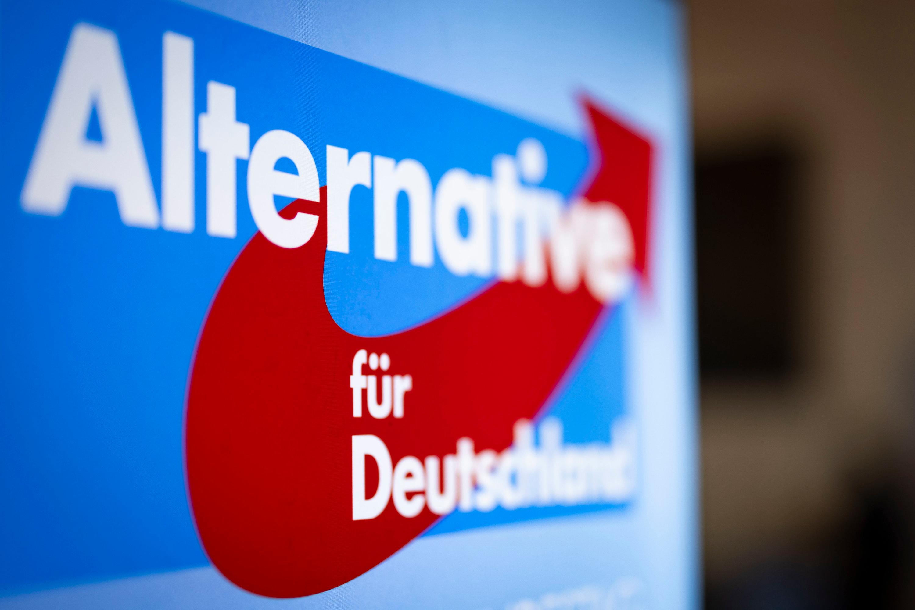 Aufsteller mit dem Schriftzug "Alternative für Deutschland" und dem Logo der AfD.