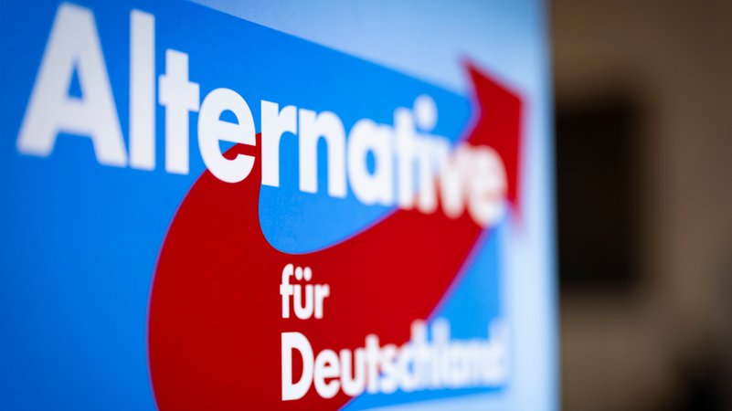 Aufsteller mit dem Schriftzug "Alternative für Deutschland" und dem Logo der AfD. | Bild: dpa-Bildfunk/Christoph Reichwein Aufsteller mit dem Schriftzug "Alternative für Deutschland" und dem Logo der AfD.