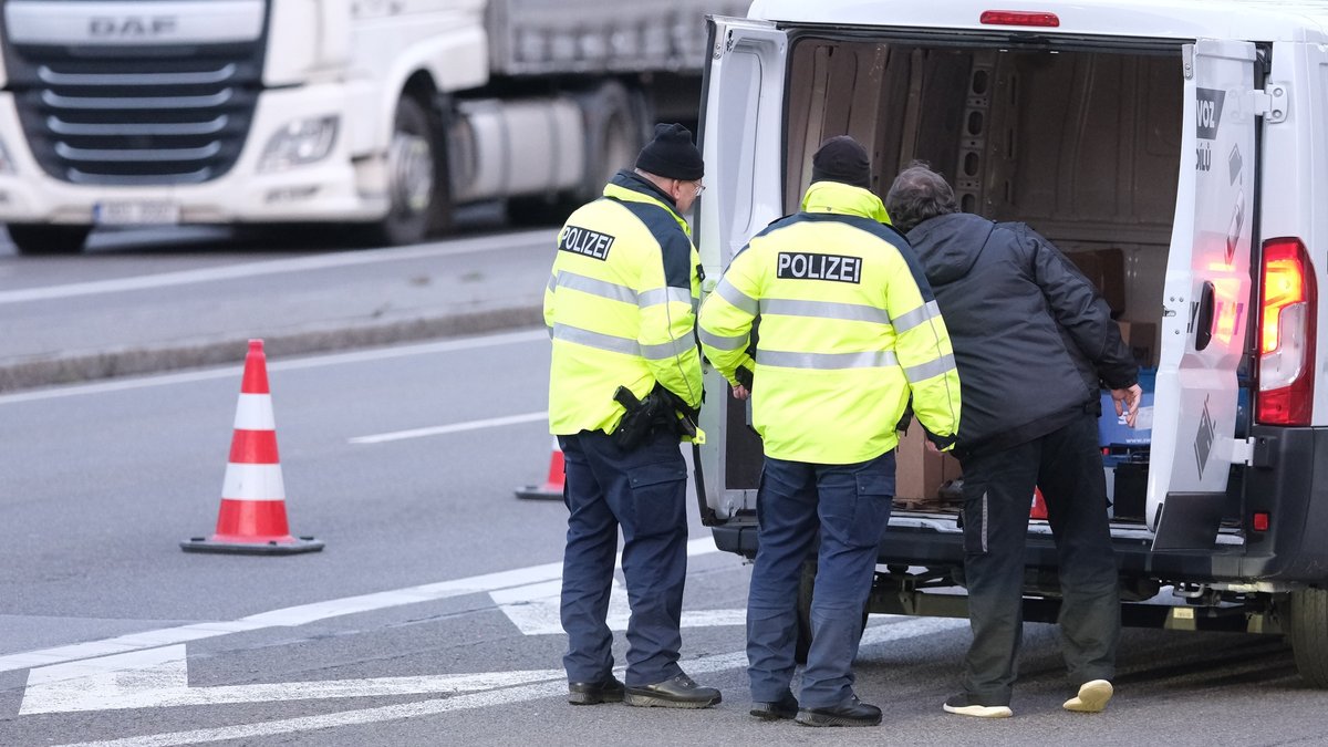 Schleuser will im Auto fliehen und rammt Einsatzwagen der Polizei - FOCUS  online