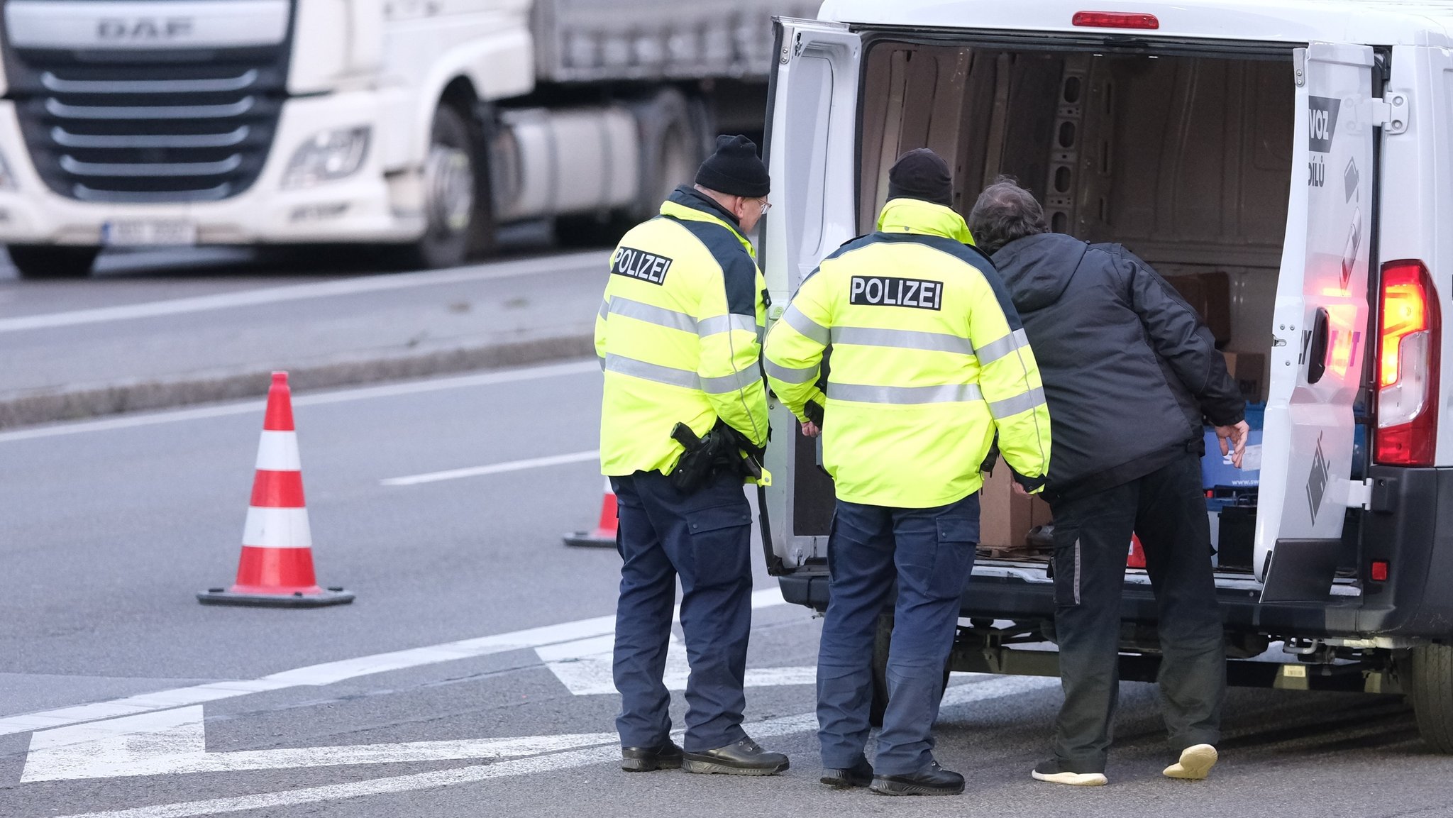 Faeser lobt stationäre Grenzkontrollen - Polizei ist skeptisch