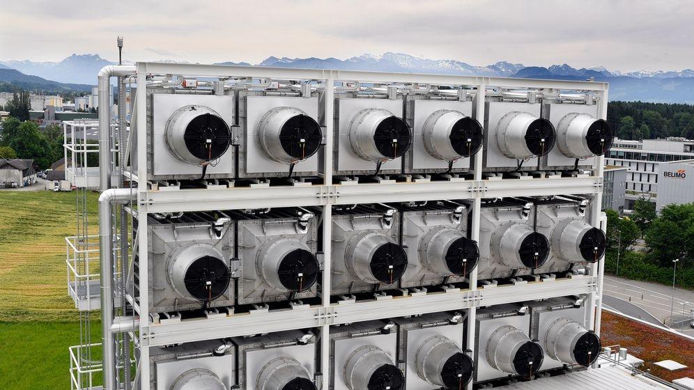 Negative Emissionen bedeutet, Kohlendioxid aus der Atmosphäre zu holen und anderweitig dauerhaft zu speichern. Im Bild ist eine Anlage der Firma Climeworks in der Schweiz zu sehen, die CO2 aus der Luft filtert. Das Verfahren solcher CO2-Sauger bezeichnet man als DACCS.