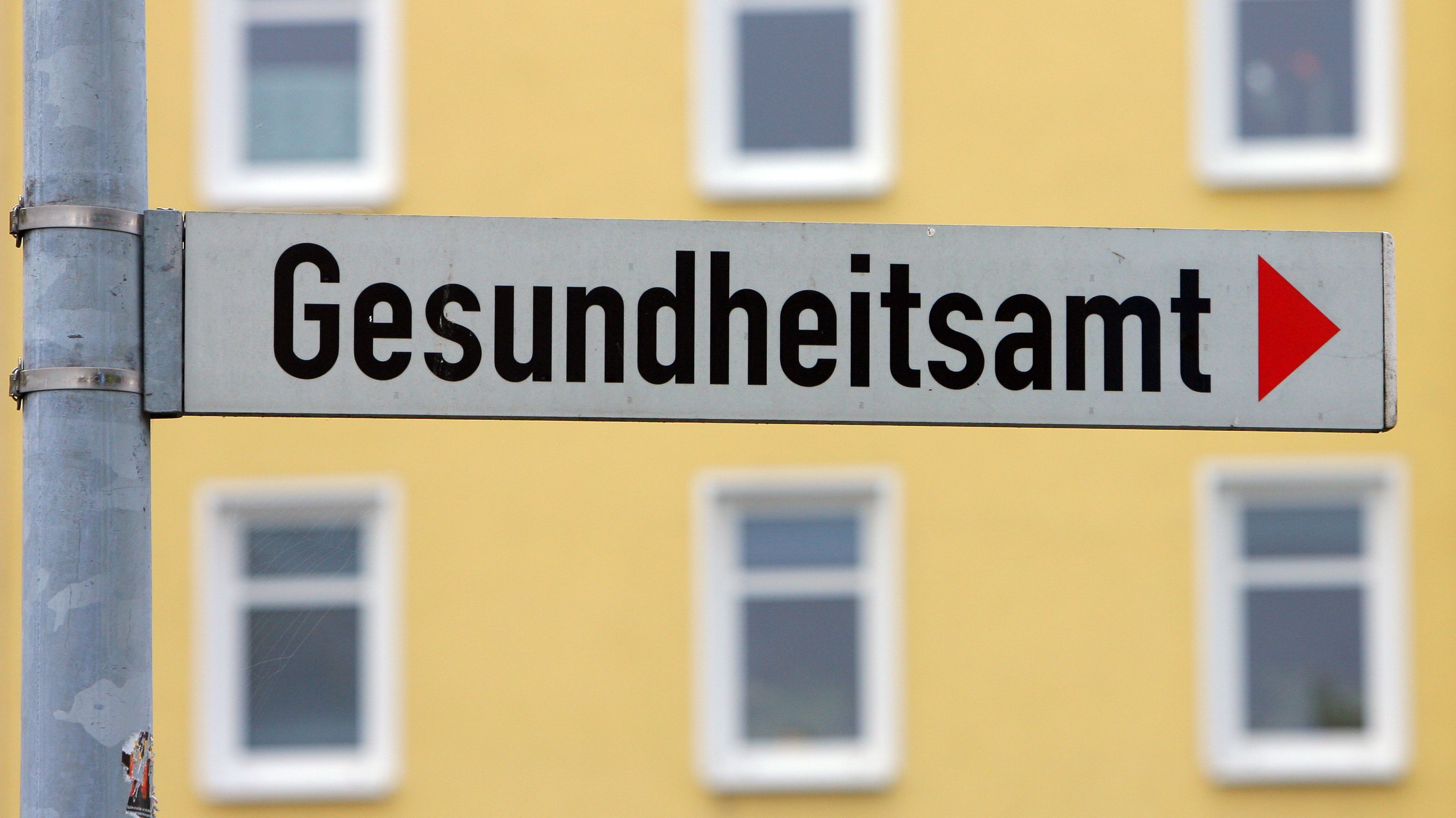 Über 1.000 Lehrer melden sich als Aushilfen in Gesundheitsämtern | BR24