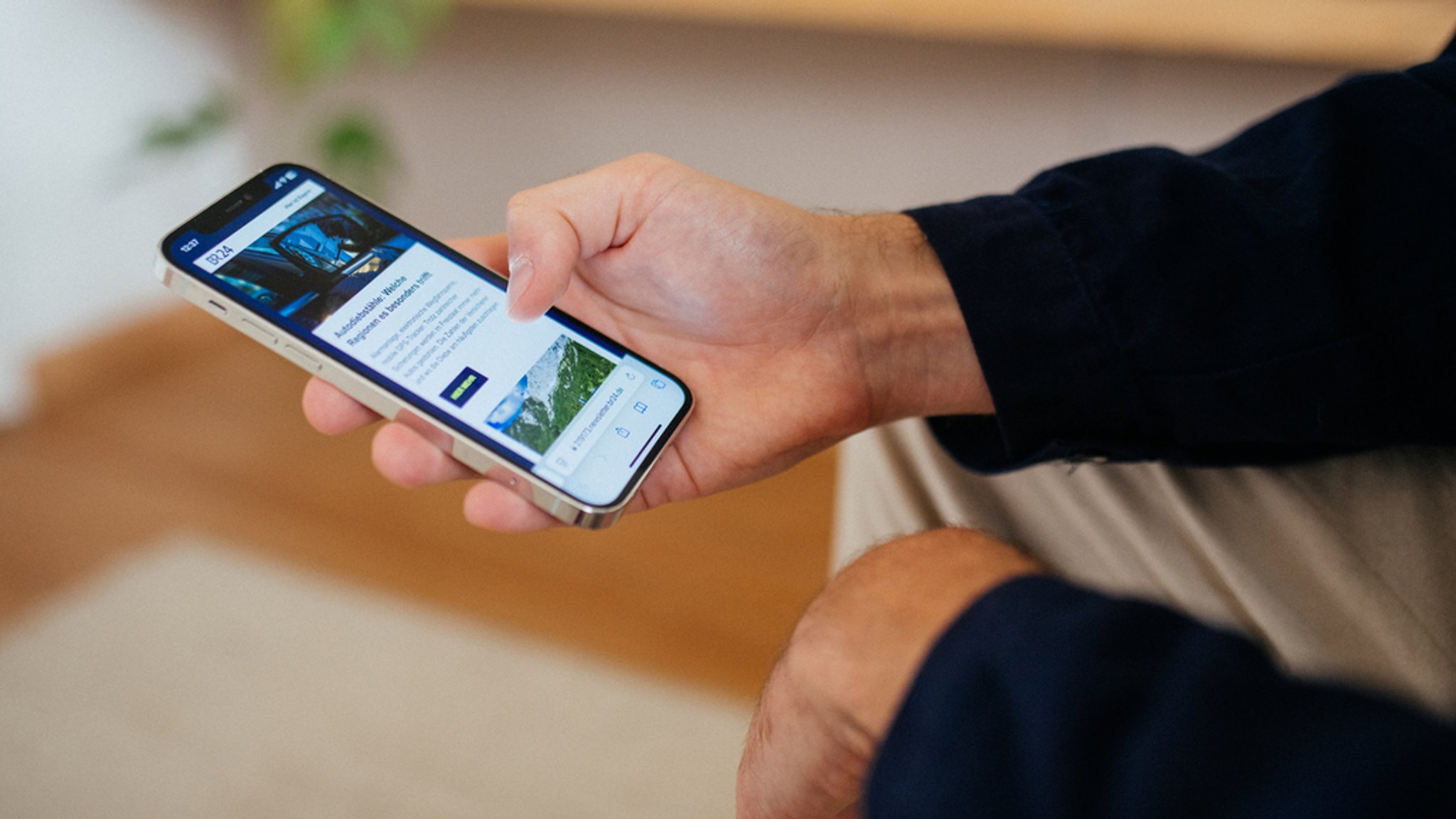 Mann hält Handy in der Hand | Bild: BR/Julia Knoblauch Mann hält Handy in der Hand