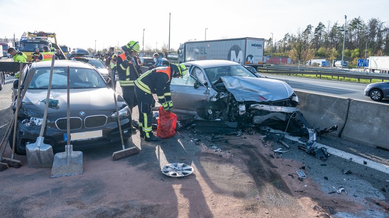 Auf der A3 bei Helmstadt im Landkreis Würzburg sind am Nachmittag 13 Menschen bei einer Massenkarambolage verletzt worden. | Bild: News5/Ferdinand Merzbach Auf der A3 bei Helmstadt im Landkreis Würzburg sind am Nachmittag 13 Menschen bei einer Massenkarambolage verletzt worden.