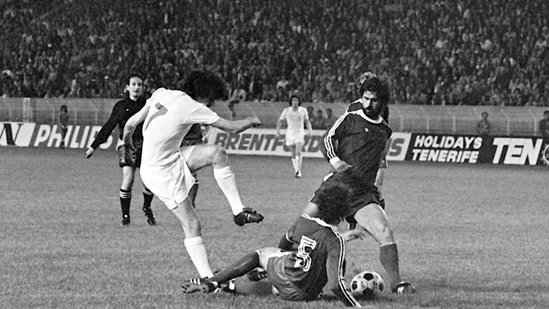 Spielszene Finale Europapokal der Landesmeister FC Bayern München - Leeds United 1975 | Bild: picture-alliance/dpa Spielszene Finale Europapokal der Landesmeister FC Bayern München - Leeds United 1975