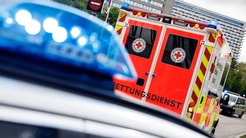 Das eingeschaltete Blaulicht ist am 16.04.2024 in München (Bayern) auf einem Einsatzfahrzeug der Polizei zu sehen. Hinter dem Polizeiauto steht ein Rettungswagen vom Bayerischen Roten Kreuz. | Bild: picture alliance / dpa | Matthias Balk Das eingeschaltete Blaulicht ist am 16.04.2024 in München (Bayern) auf einem Einsatzfahrzeug der Polizei zu sehen. Hinter dem Polizeiauto steht ein Rettungswagen vom Bayerischen Roten Kreuz.