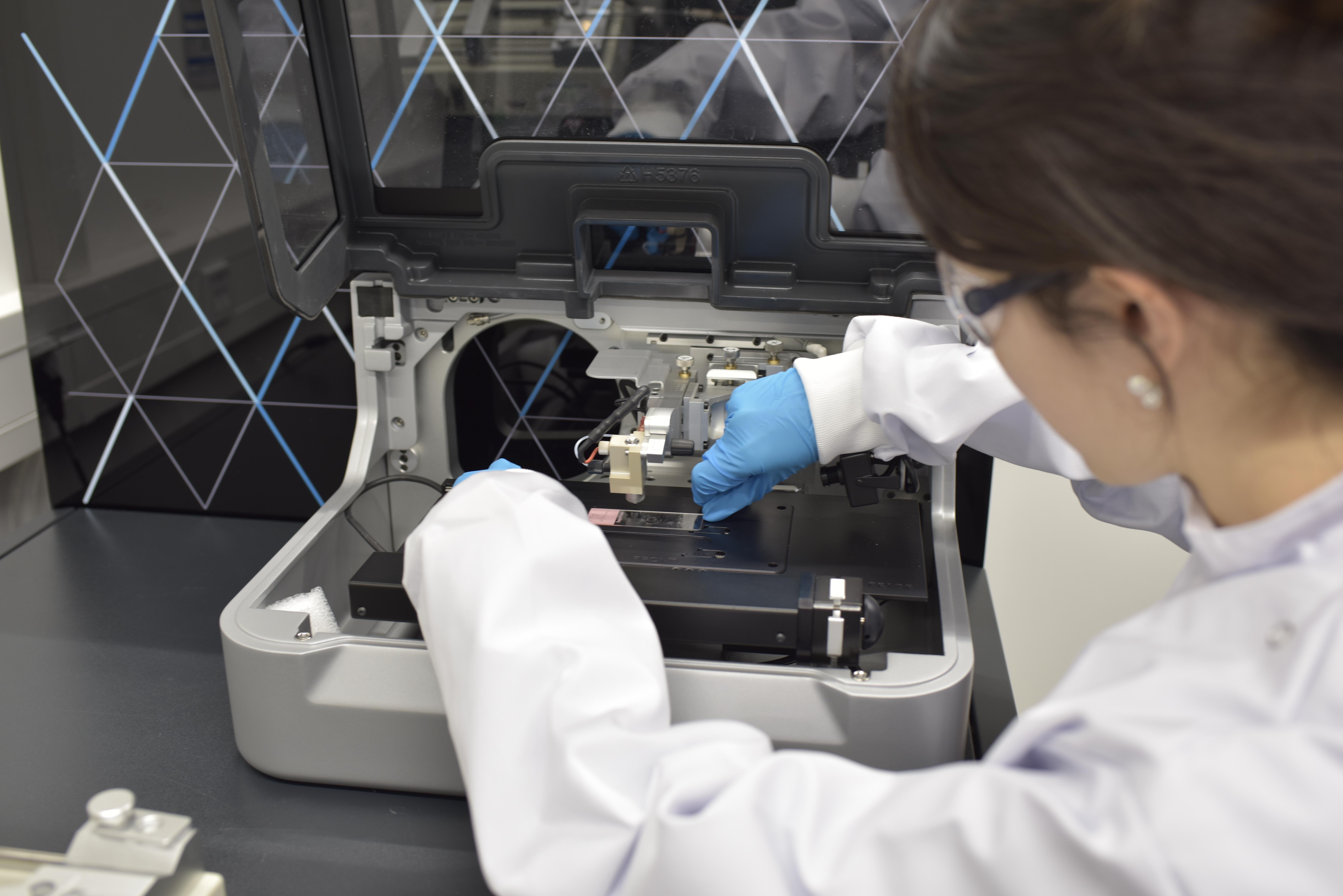 Erstautorin Wei Chen, Doktorandin an der TUM in Garching, befüllt das Massenspektrometer mit einer Probe.