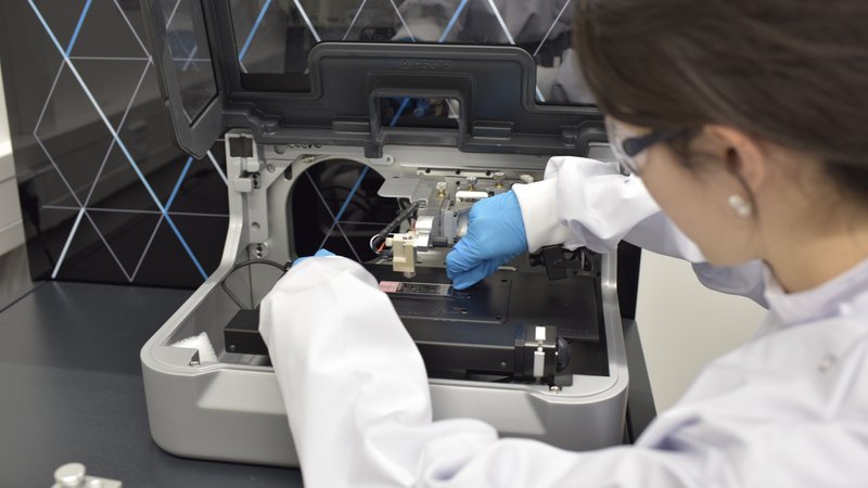 Erstautorin Wei Chen, Doktorandin an der TUM in Garching, befüllt das Massenspektrometer mit einer Probe. | Bild: Robert Reich/TUM Erstautorin Wei Chen, Doktorandin an der TUM in Garching, befüllt das Massenspektrometer mit einer Probe.