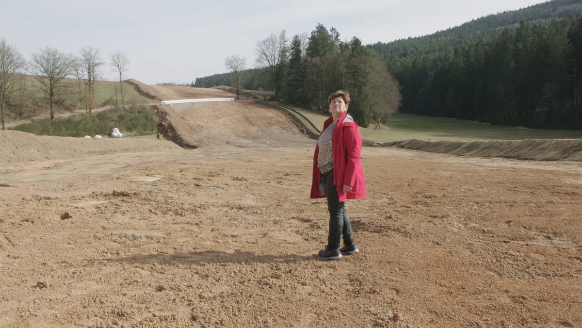 Irmgard Sauerer, Bürgermeisterin von Brennberg durchschreitet die Trasse