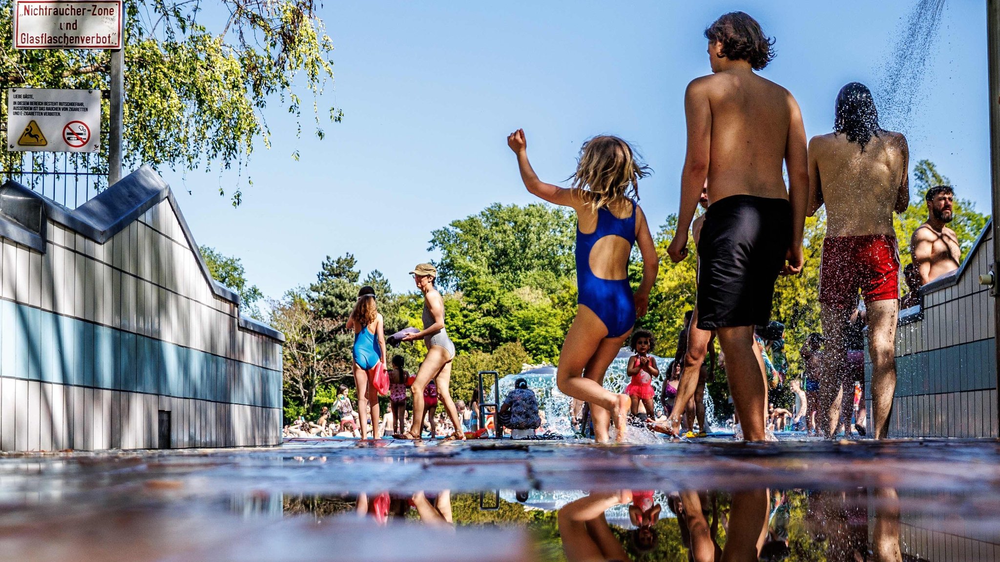 Jugendliche beim Schwimmbad-Besuch in Berlin Kreuzberg | Bild: picture alliance/dpa | Carsten Koall Jugendliche beim Schwimmbad-Besuch in Berlin Kreuzberg