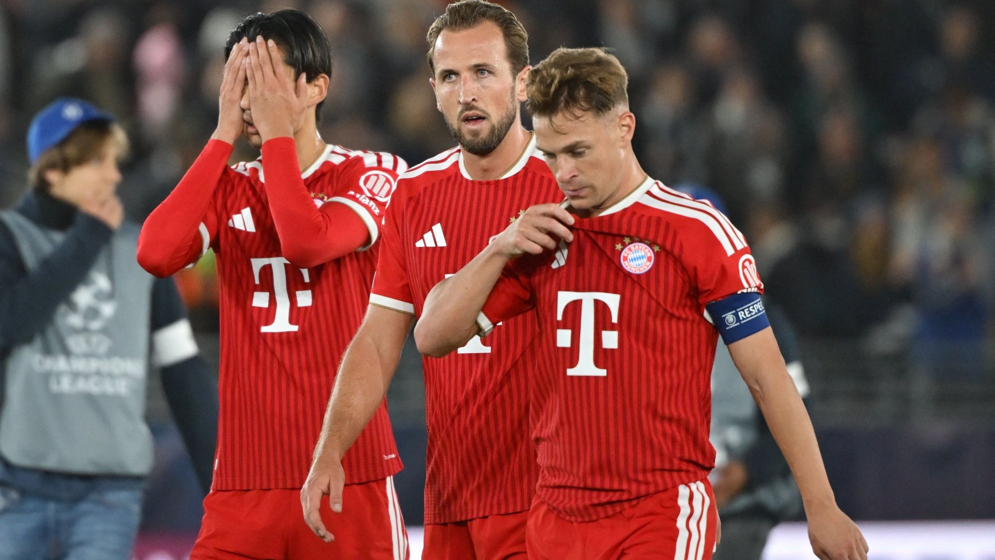 Joshua Kimmich, Harry Kane und Hiroki Ito nach dem Remis des FC Bayern gegen Viking Stavanger | Bild: picture alliance/dpa | Peter Kneffel Joshua Kimmich, Harry Kane und Hiroki Ito nach dem Remis des FC Bayern gegen Viking Stavanger