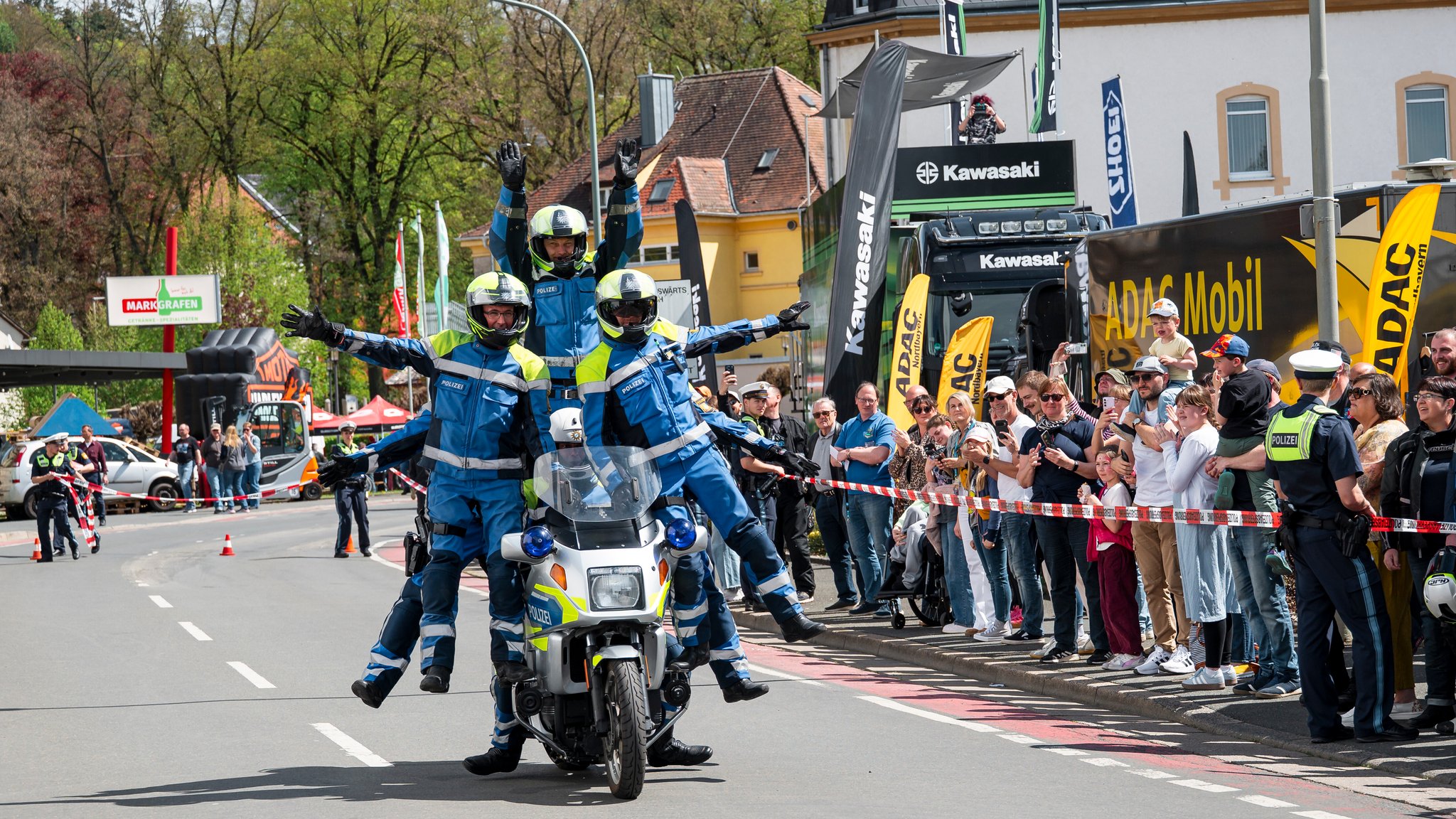 Bei der Motorrad-Akrobatik-Show der Polizei München fahren 7 Polizisten auf einem Motorrad. 