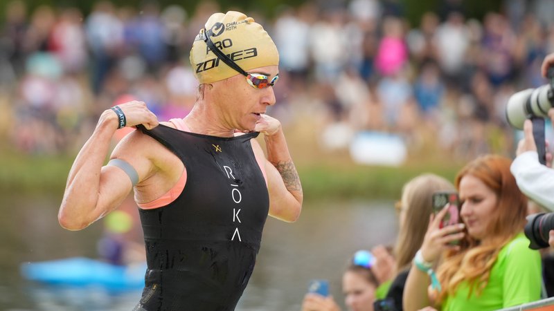 Triathlon Challenge Roth -Wechsel nach dem Schwimmen | Bild: Henry Lai Triathlon Challenge Roth -Wechsel nach dem Schwimmen