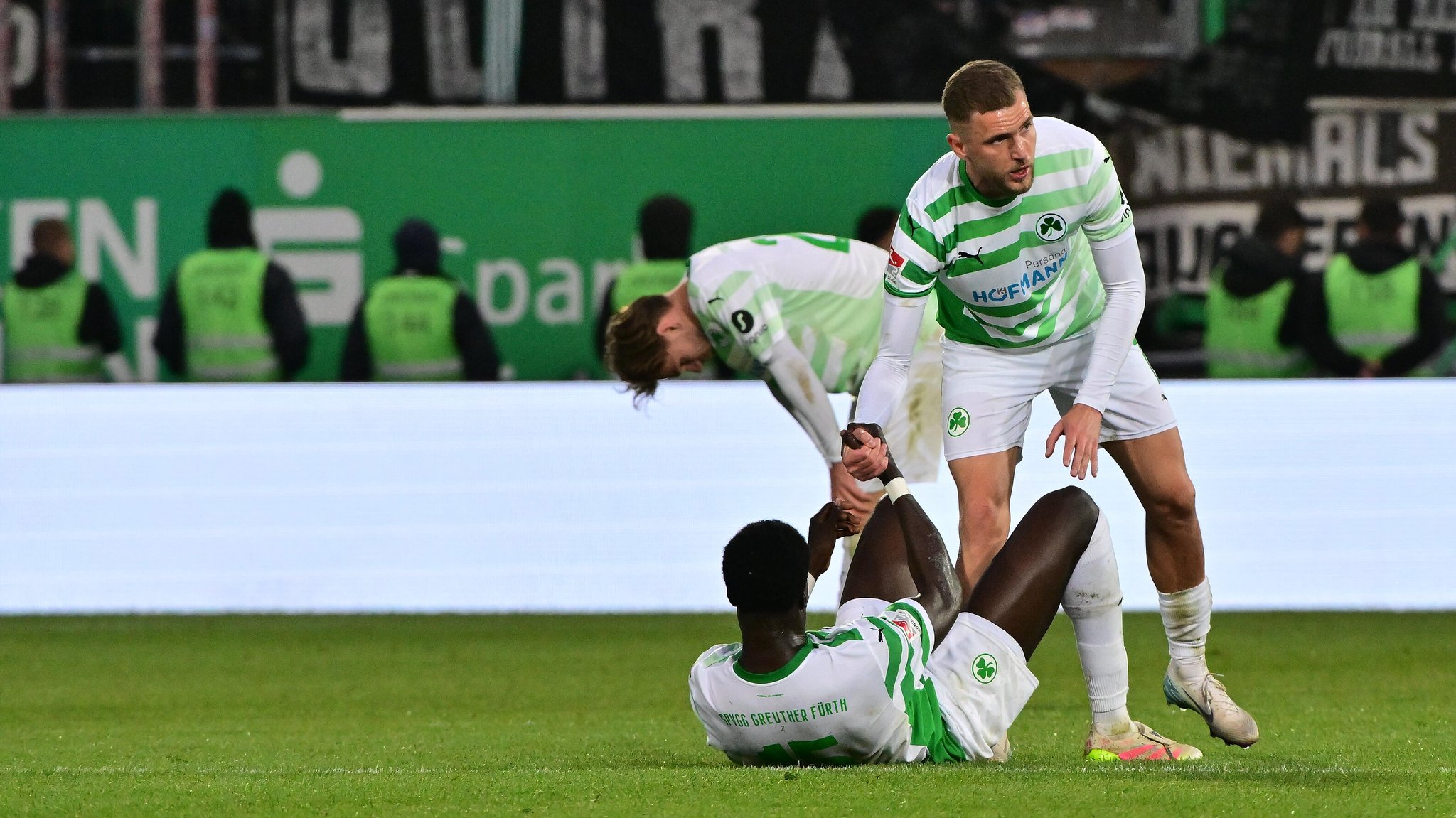 Spieler der SpVgg Greuther Fürth nach der Niederlage gegen den SSV Ulm | Bild: picture alliance / Sportfoto Zink / Melanie Zink | Sportfoto Zink / Melanie Zink Spieler der SpVgg Greuther Fürth nach der Niederlage gegen den SSV Ulm