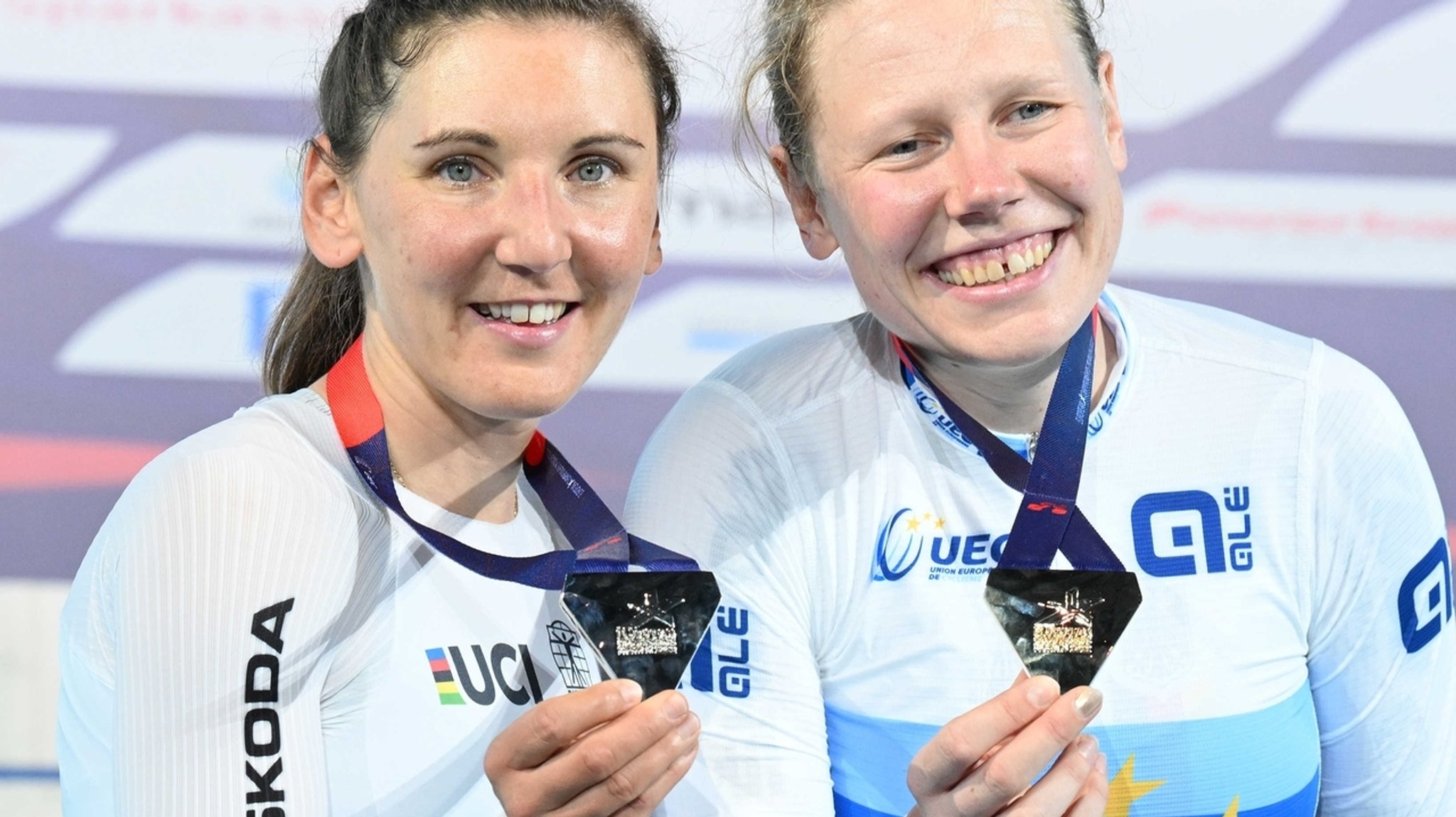 Lisa Brennauer (2. Platz, li.) und Mieke Kröger (1. Platz) jubeln mit ihren Medaillen.