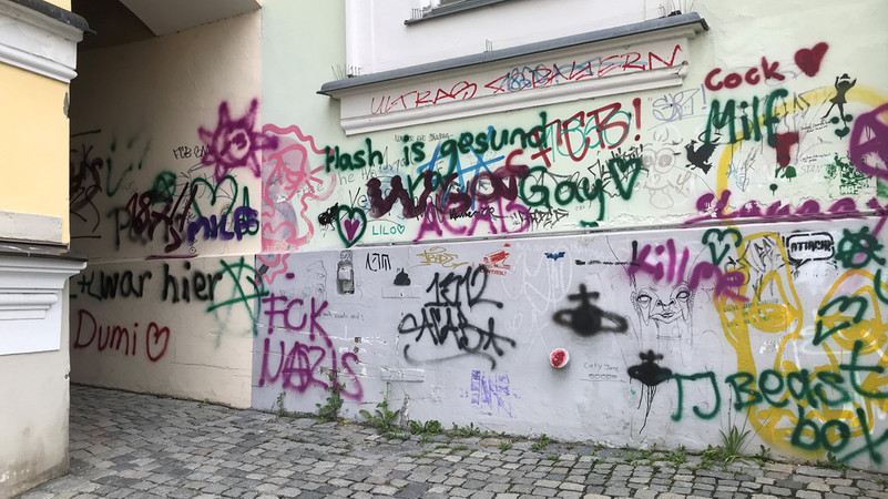 Graffiti an einer Wand in der Passauer Carlonegasse