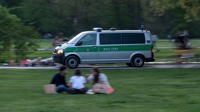 Polizeiauto im Englischen Garten in München (Symbolbild).