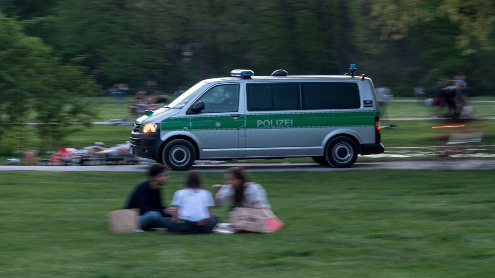 Polizeiauto im Englischen Garten in München (Symbolbild).