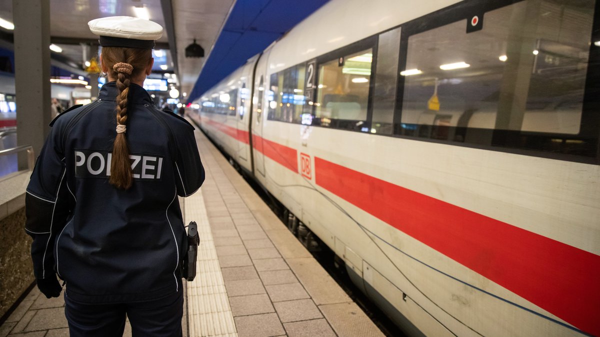 Eine Polizistin steht neben einem ICE im Nürnberger Hauptbahnhof 