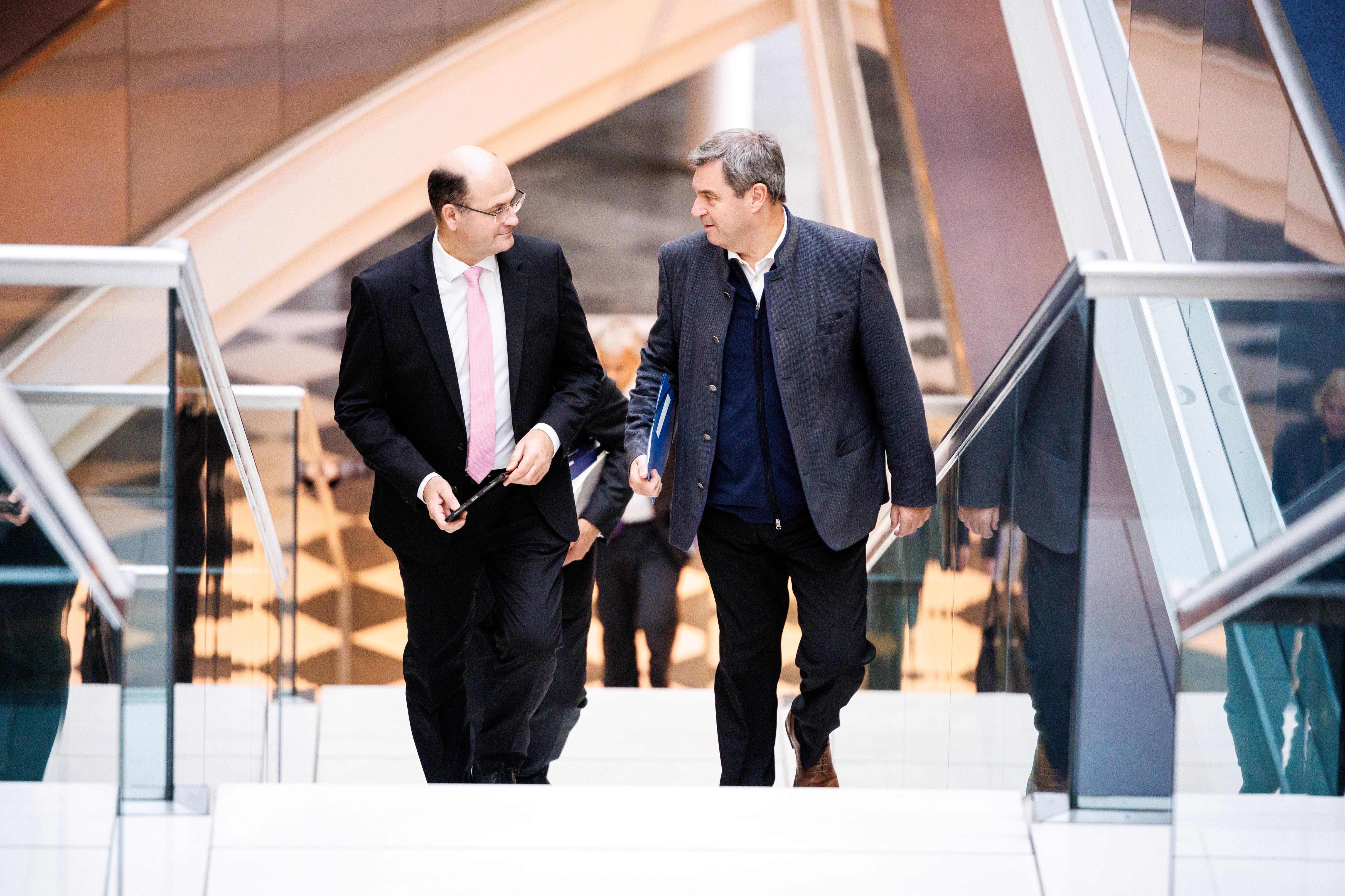 Finanzminister Albert Füracker mit Ministerpräsident Markus Söder | Bild:picture alliance/dpa | Matthias Balk