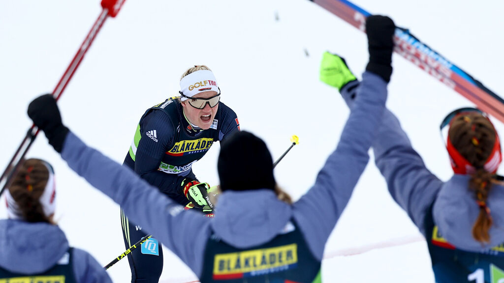 Victoria Carl (M) aus Deutschland kommt ins Ziel, wo ihre Teamkolleginnen Pia Fink (vorne l-r) aus Deutschland, Laura Gimmler aus Deutschland Pia Fink aus Deutschland jubeln.