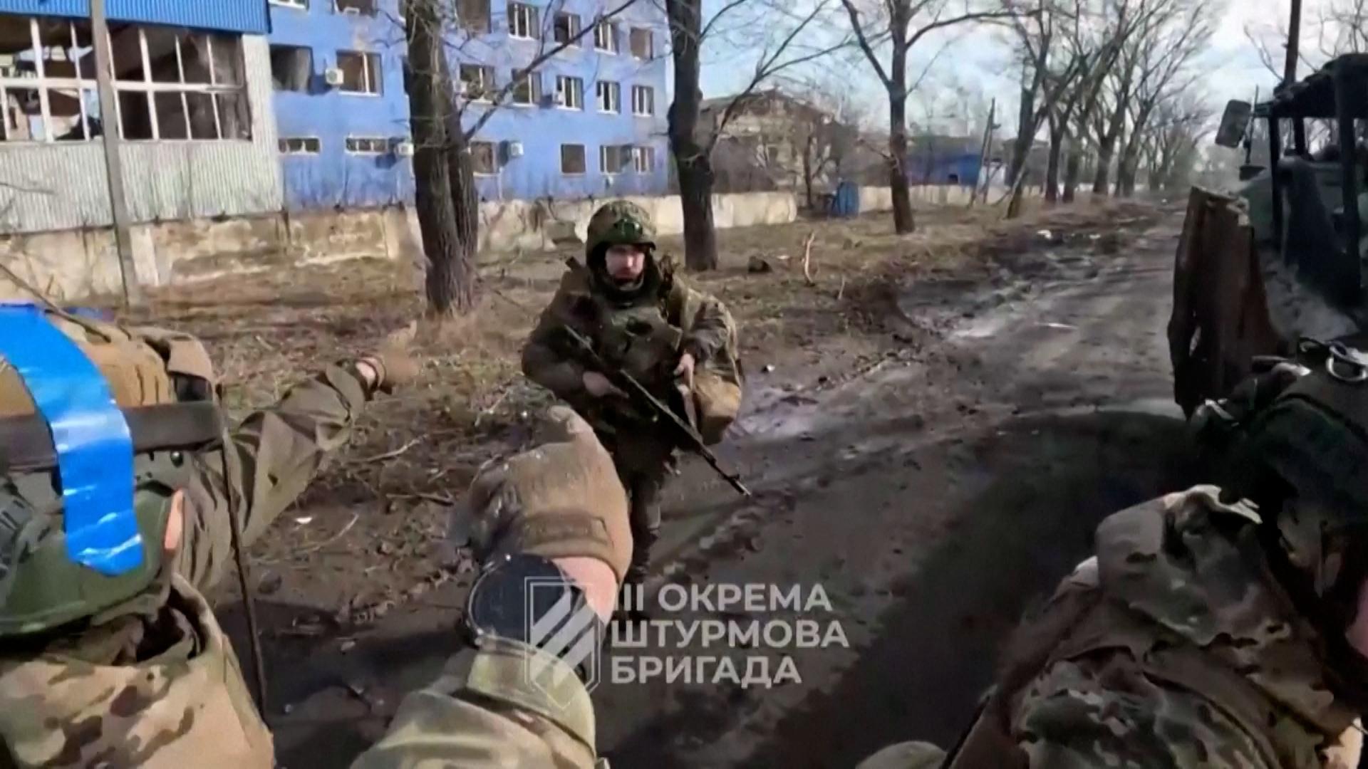 Ukrainische Soldaten verlassen die Stadt Awdijiwka. Das soll das Video zeigen, das die 3. Sturmbrigade am Sonntag veröffentlicht hat.