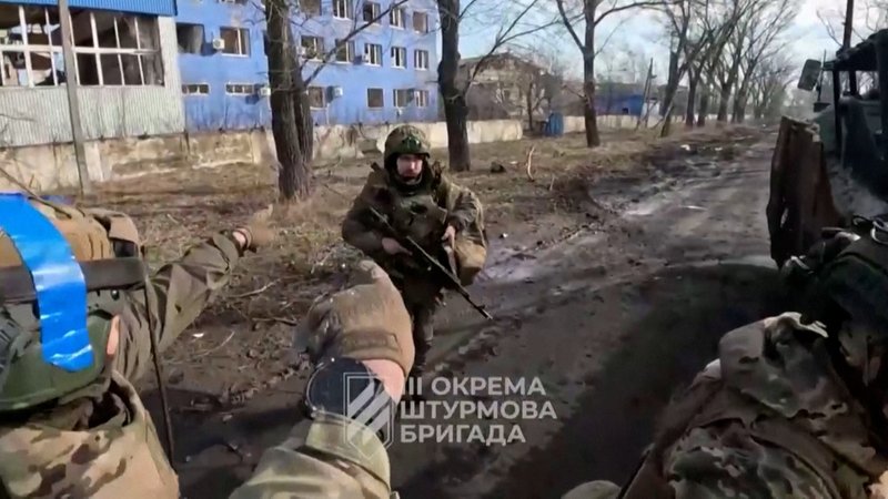 Ukrainische Soldaten verlassen die Stadt Awdijiwka. Das soll das Video zeigen, das die 3. Sturmbrigade am Sonntag veröffentlicht hat. | Bild: 3Rd Assault Brigade/Handout via REUTERS Ukrainische Soldaten verlassen die Stadt Awdijiwka. Das soll das Video zeigen, das die 3. Sturmbrigade am Sonntag veröffentlicht hat.