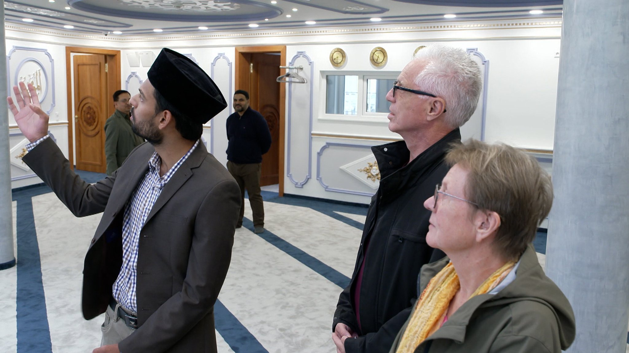 Seit 30 Jahren gibt es den Tag der offenen Moschee. Mehr als 700 Gotteshäuser luden diesmal ein zu Führungen und Gesprächen. Auch die neue Moschee in Nürnberg öffnete ihre Türen. | Bild: Bayerischer Rundfunk 2026 Seit 30 Jahren gibt es den Tag der offenen Moschee. Mehr als 700 Gotteshäuser luden diesmal ein zu Führungen und Gesprächen. Auch die neue Moschee in Nürnberg öffnete ihre Türen.