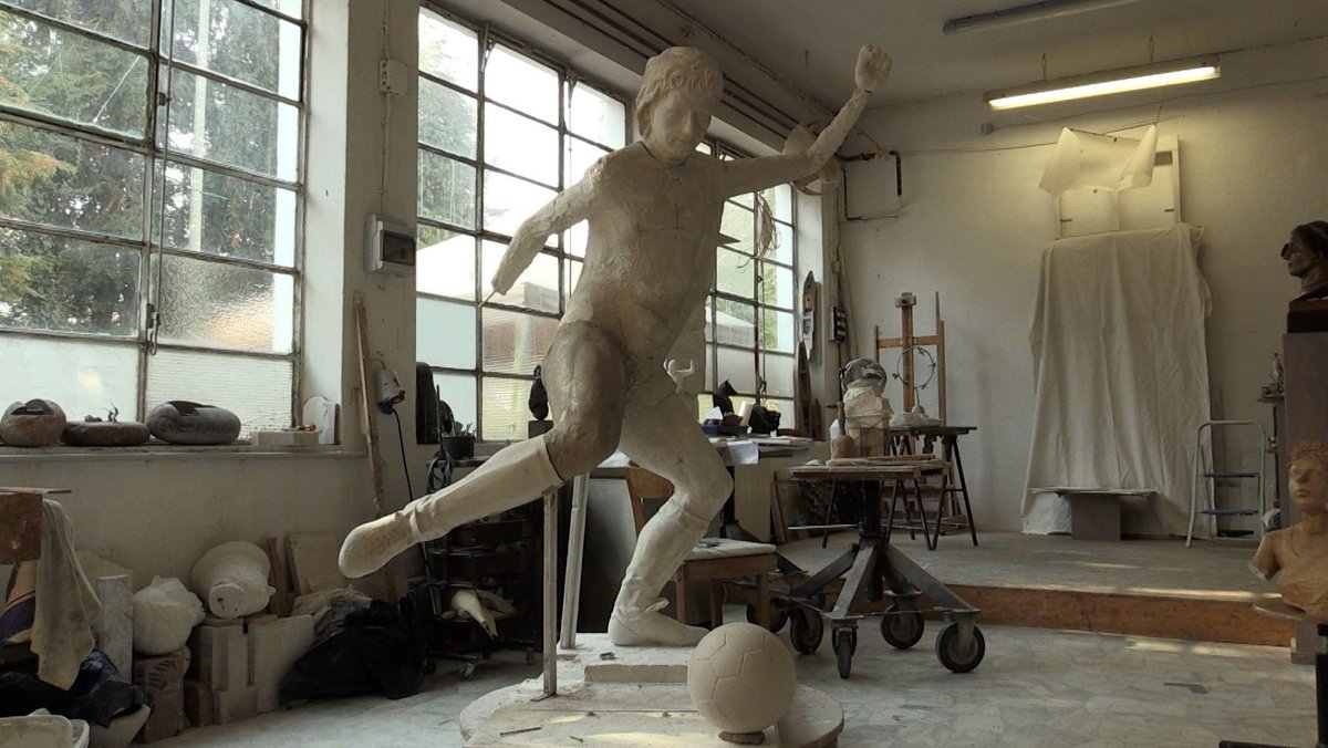 Entwurf der Statue von Fußballer Gerd Müller im Atelier