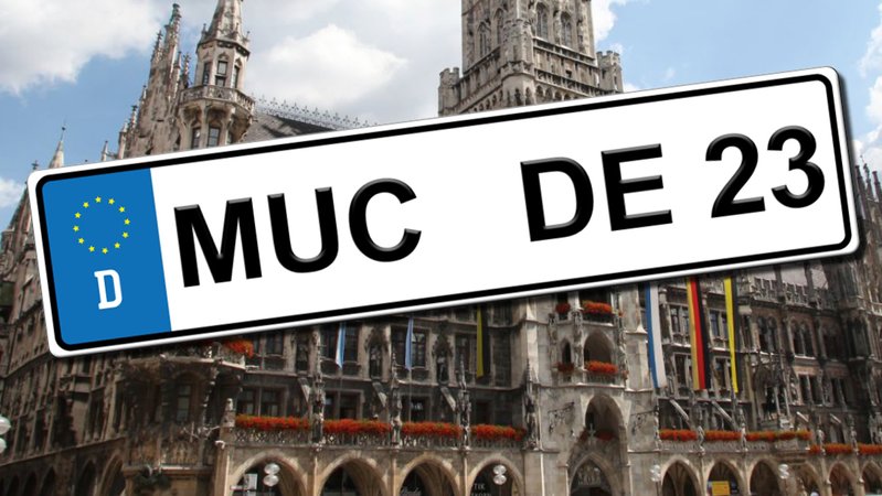 Ein neues "MUC"-Kennzeichen vor dem Münchner Rathaus
