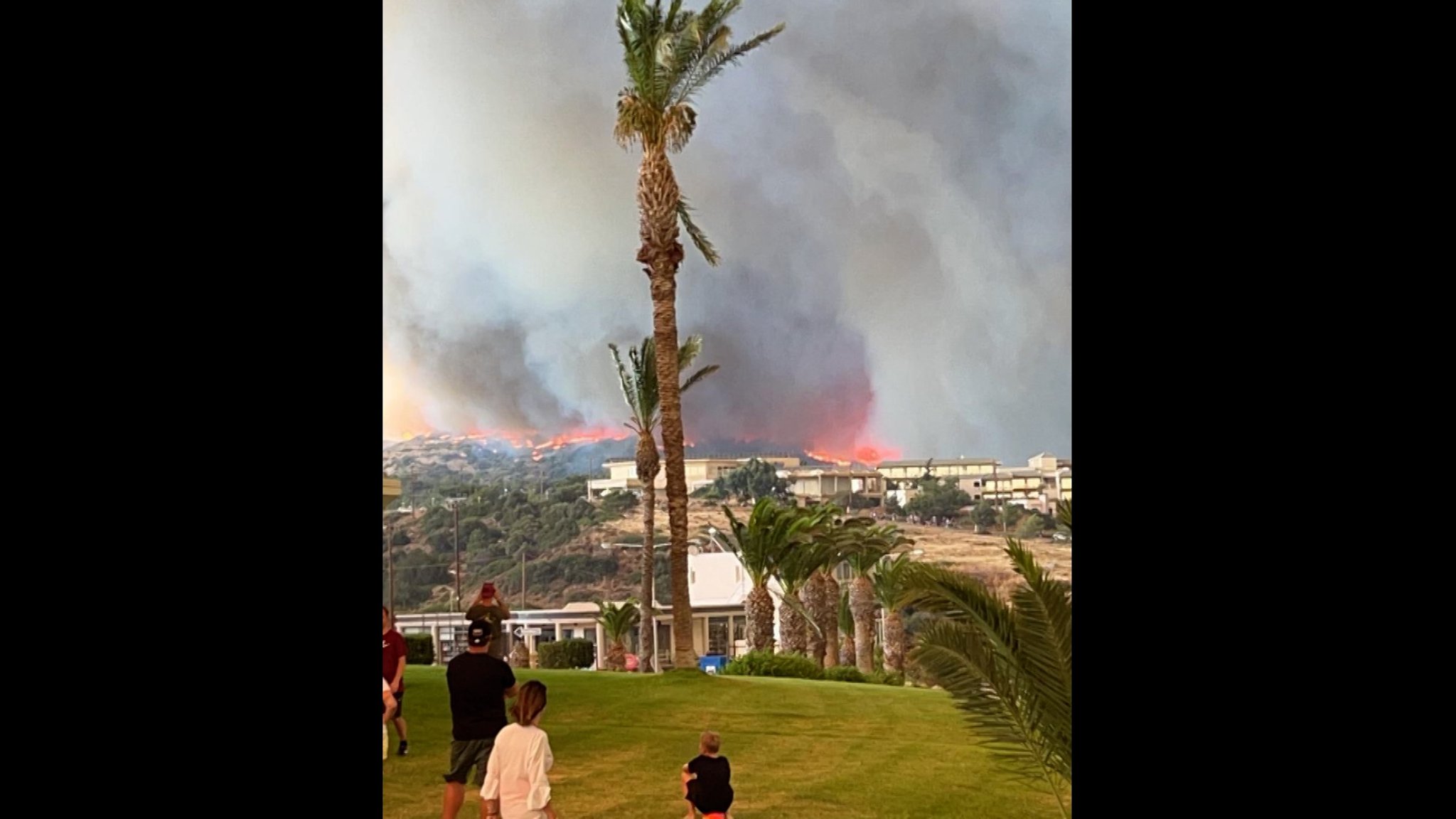 Wegen der Waldbrände auf Rhodos wurden tausende Touristen aus ihren Hotels in Sicherheit gebracht. 