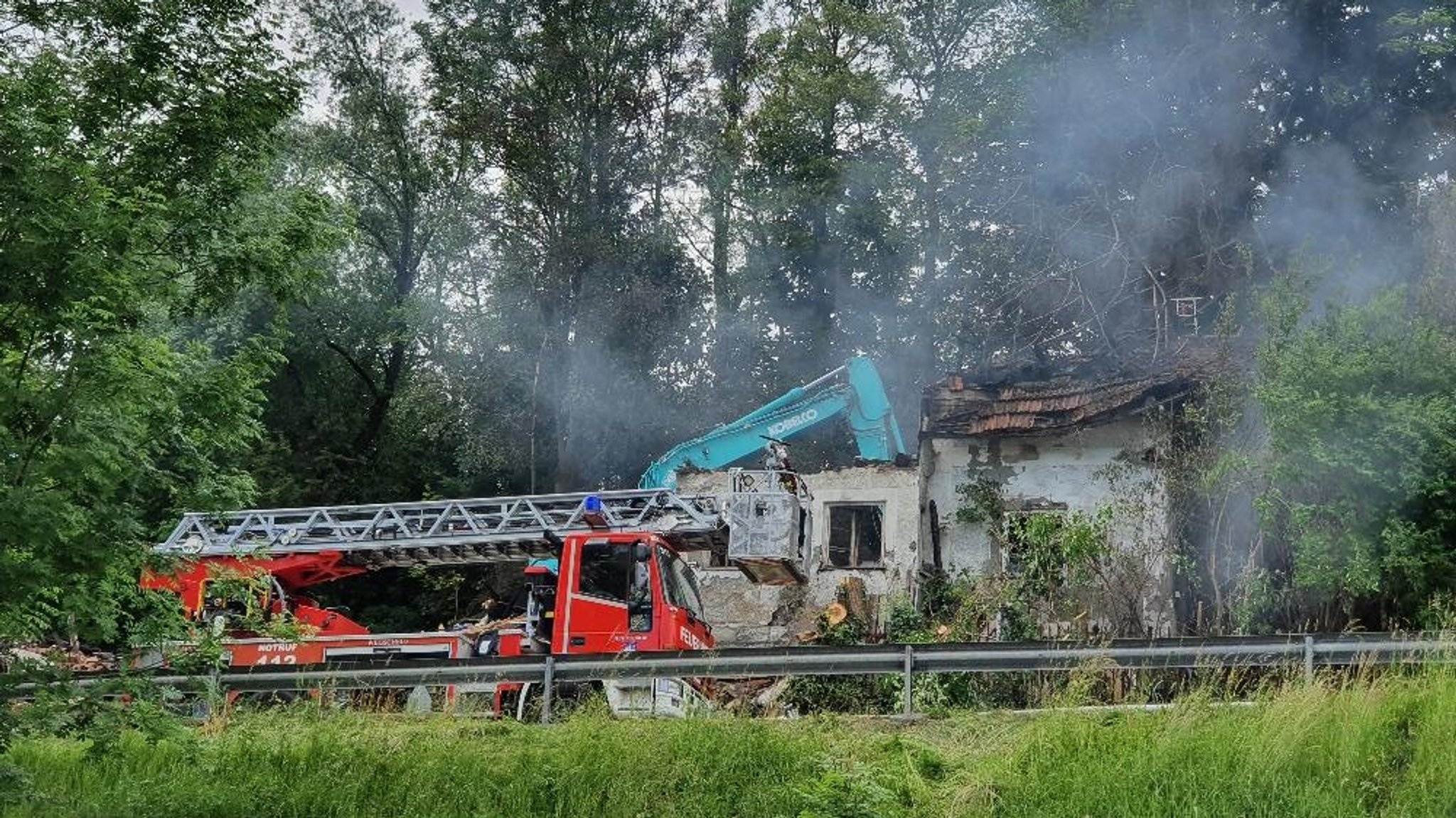 Feuerwehr bei den Löscharbeiten an einem Einfamilienhaus in Wegscheid