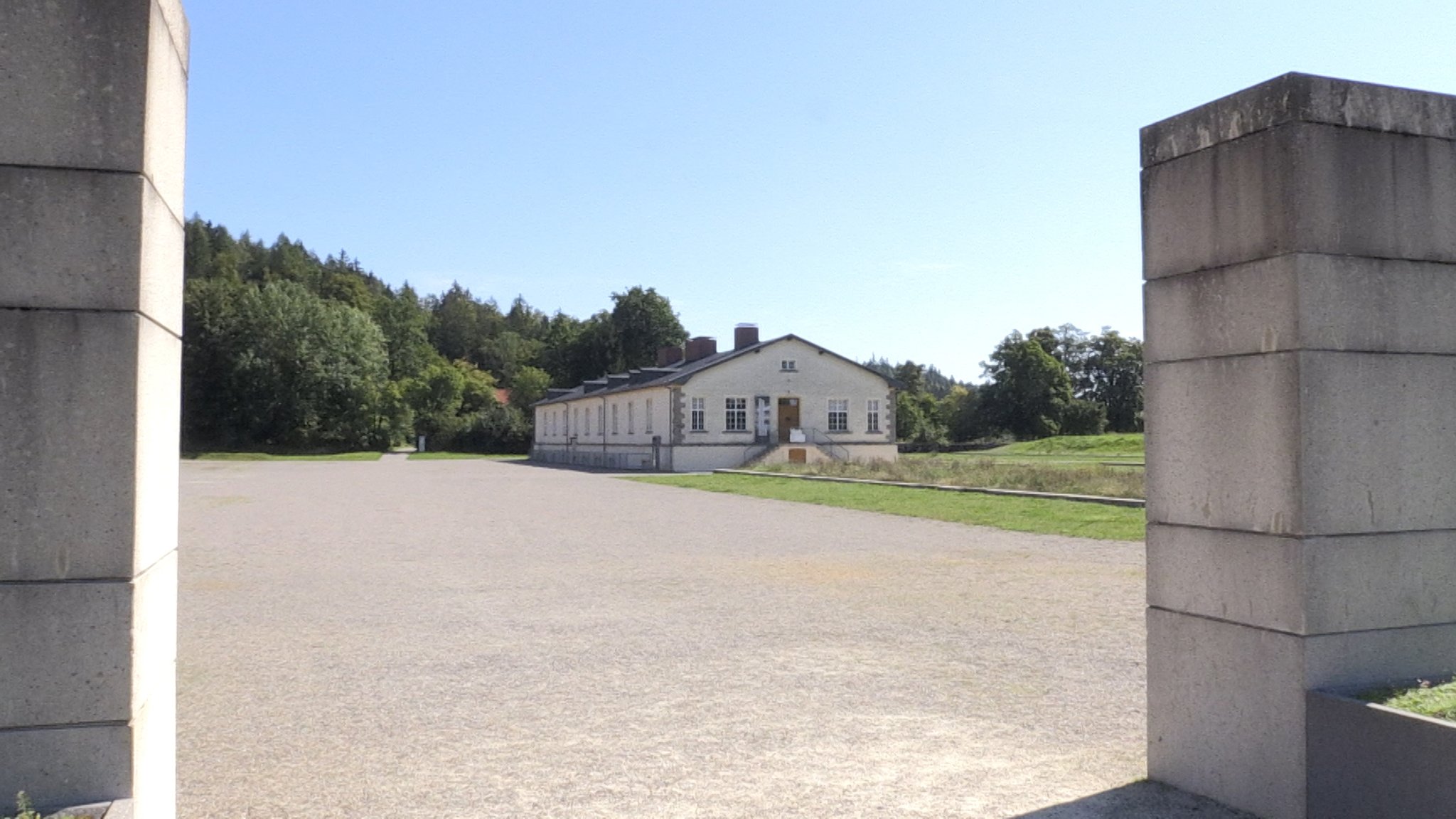 Flossenbürg am 7.9.23: Nachgebaute Lagertore und Blick auf das Häftlingsbad in der KZ-Gedenkstätte Flossenbürg. Im Häftlingsbad befindet sich eine Dauerausstellung. Der Antisemitismus-Beauftragte der Bundesregierung will, dass Hubert Aiwanger wegen der Flugblatt-Affäre eine KZ-Gedenkstätte besucht. "Keine gute Idee", sagt der Leiter der Gedenkstätte in Flossenbürg. Auch die Gedenkstätte Dachau hat abgelehnt.